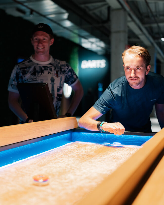 Man speelt shuffleboard bij Sparkx