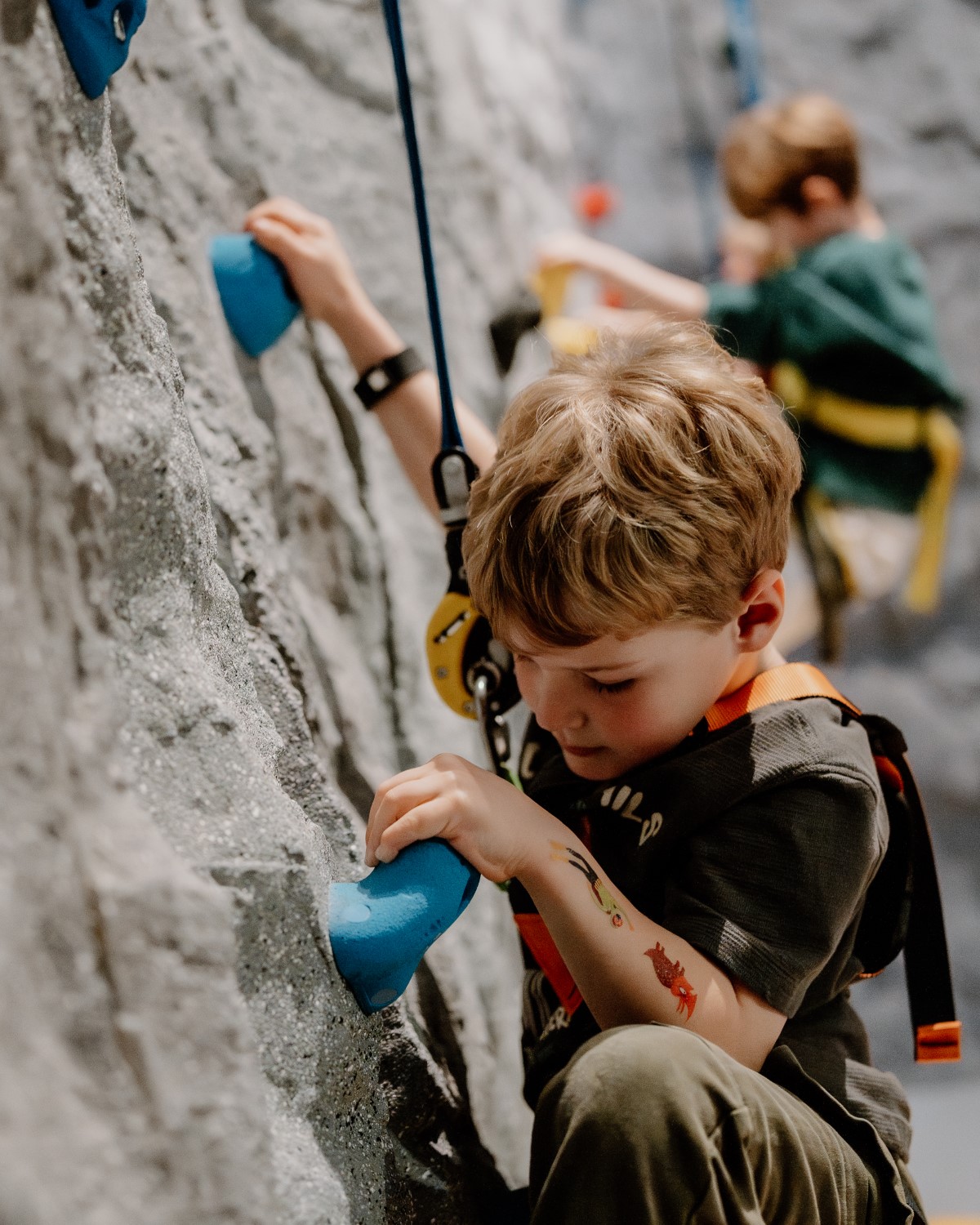 Kinderen klimmen naast elkaar naar boven