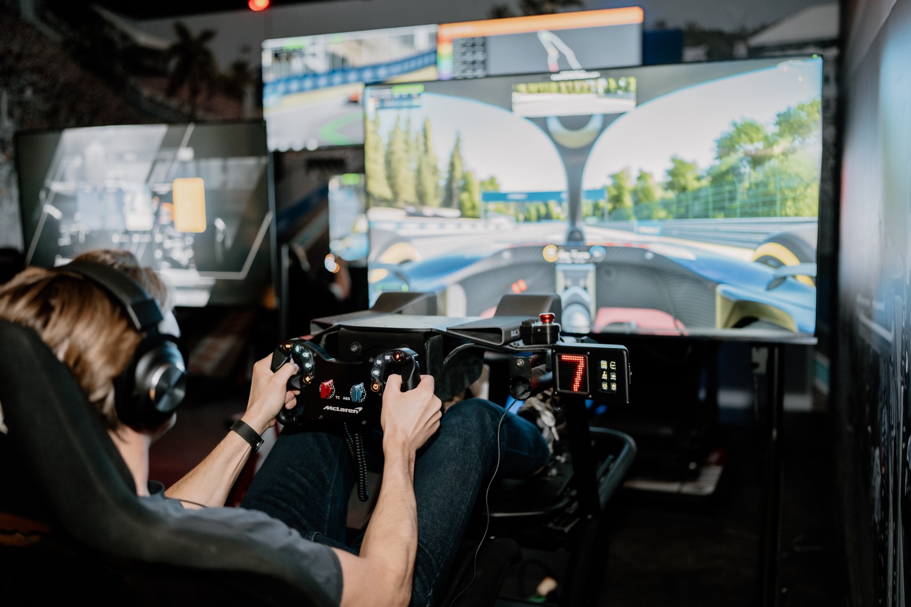 Racer volgt het circuit op het scherm vanuit de cockpit