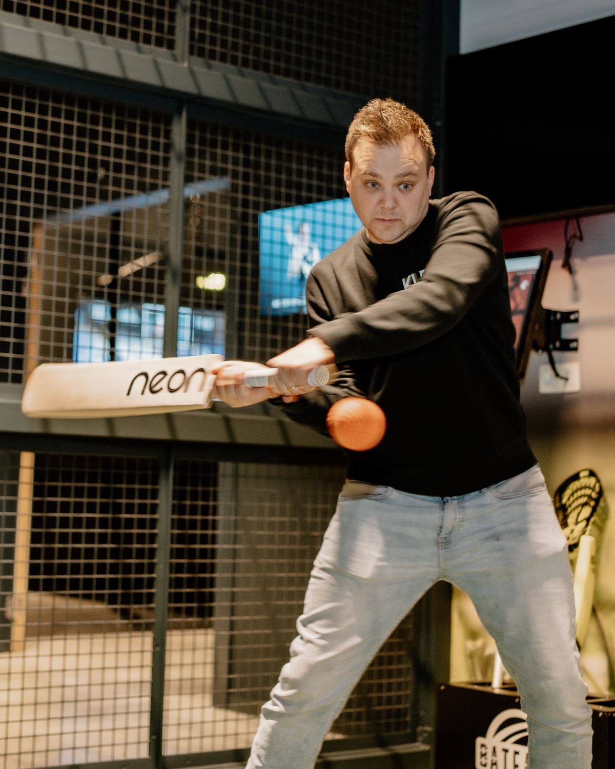 Jongeman raakt de bal met zijn cricketbat