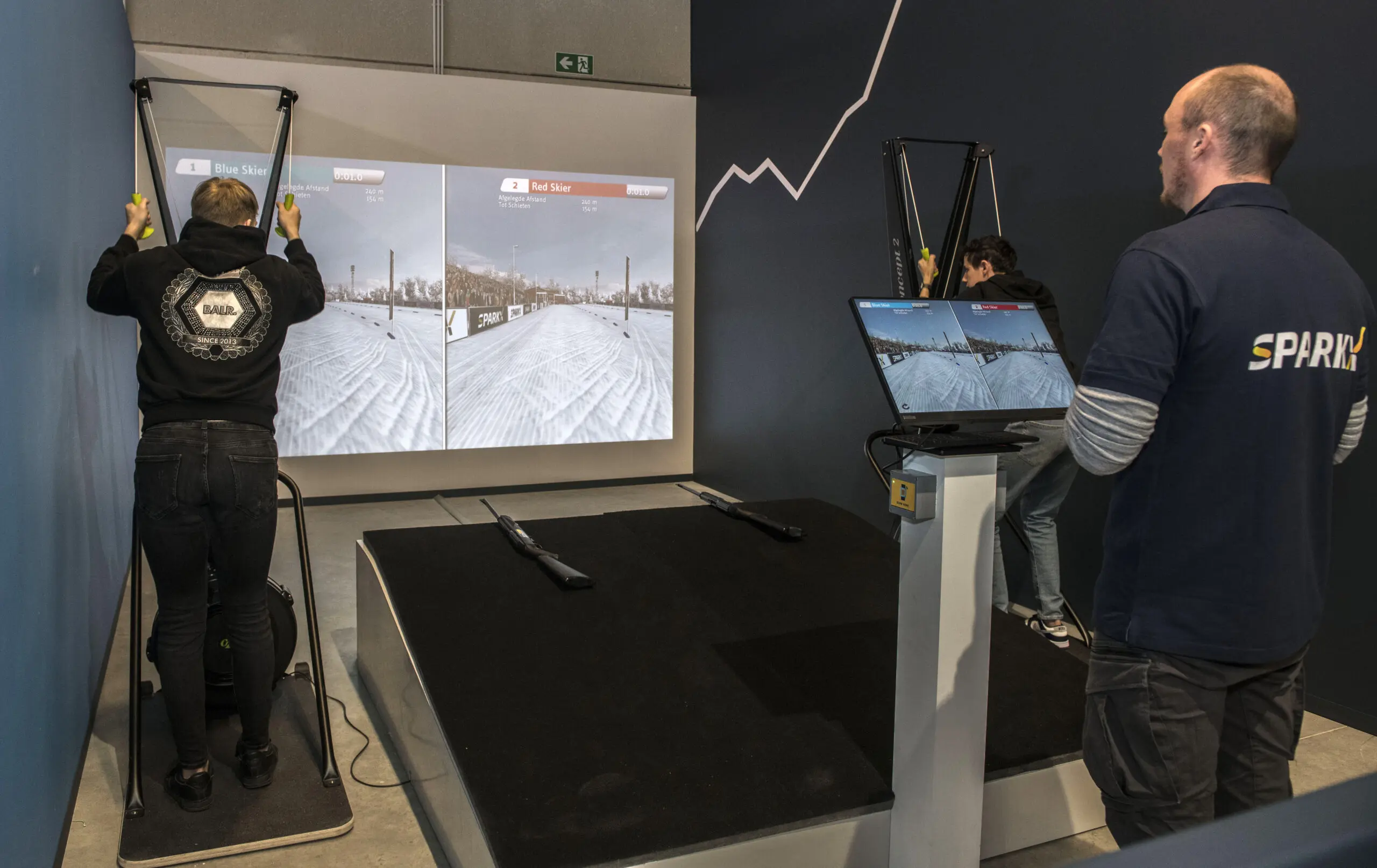 Man op de SkiErg voor een scherm met een langlaufparcours