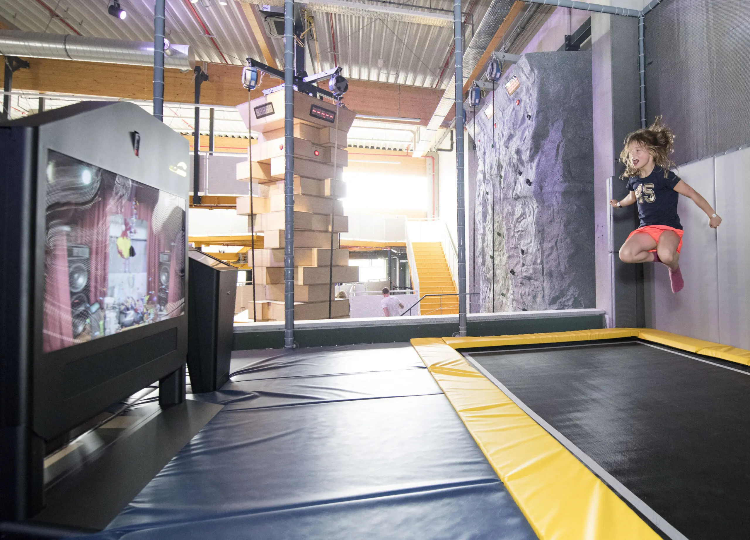 Kind springt naast het scherm van de ValoJump-trampoline
