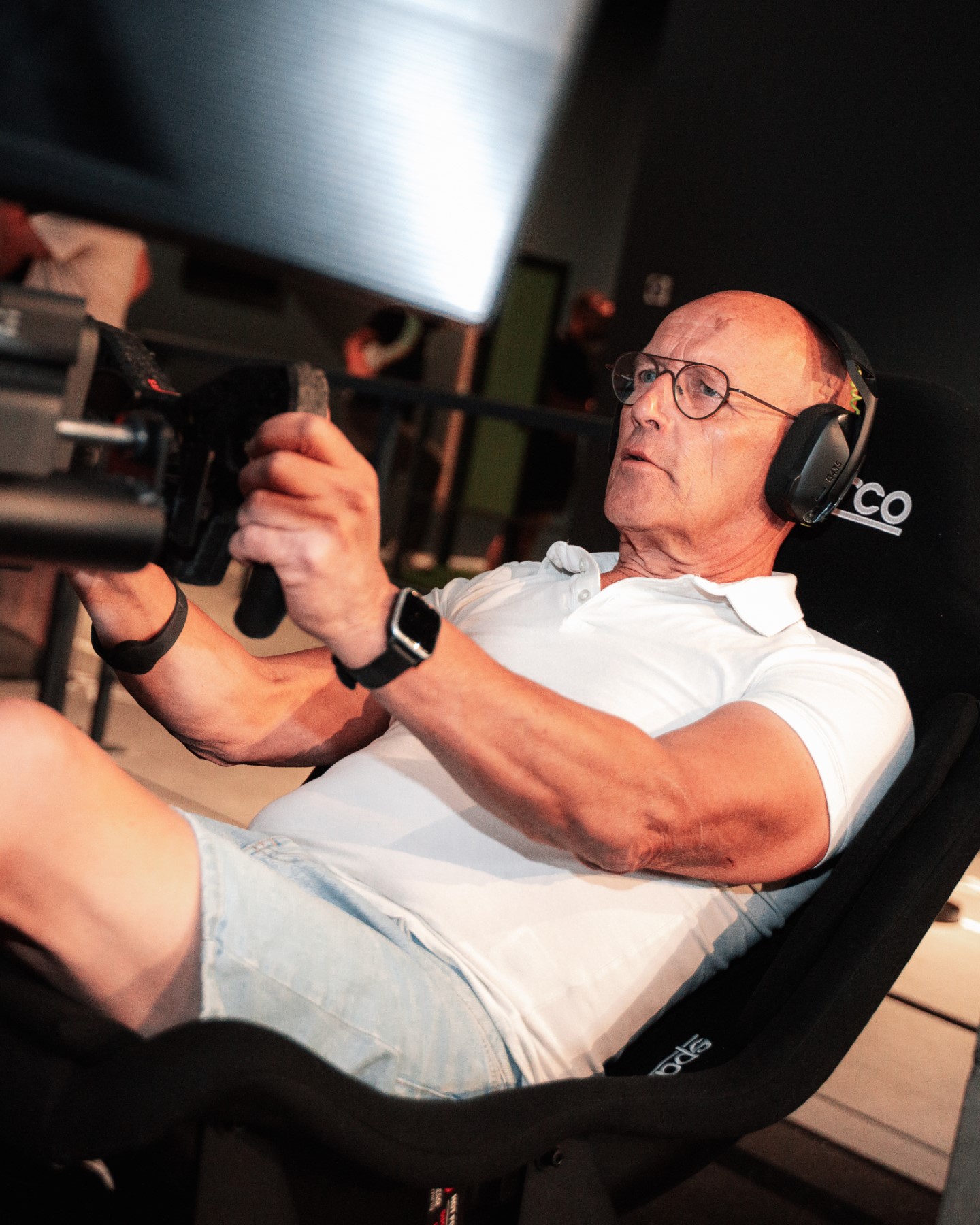 Racer volgt het circuit op het scherm vanuit de cockpit