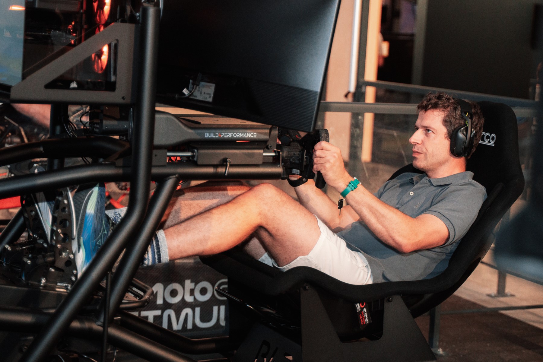 Man rijdt in de F1-simulator bij Sparkx Gent