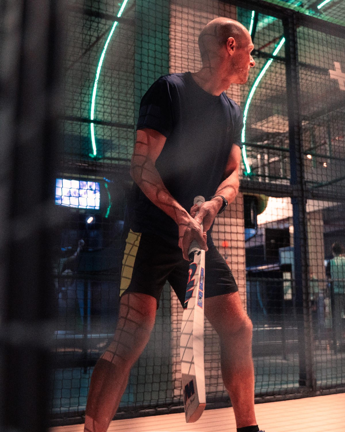 Man houdt zijn cricketbat klaar in de simulator