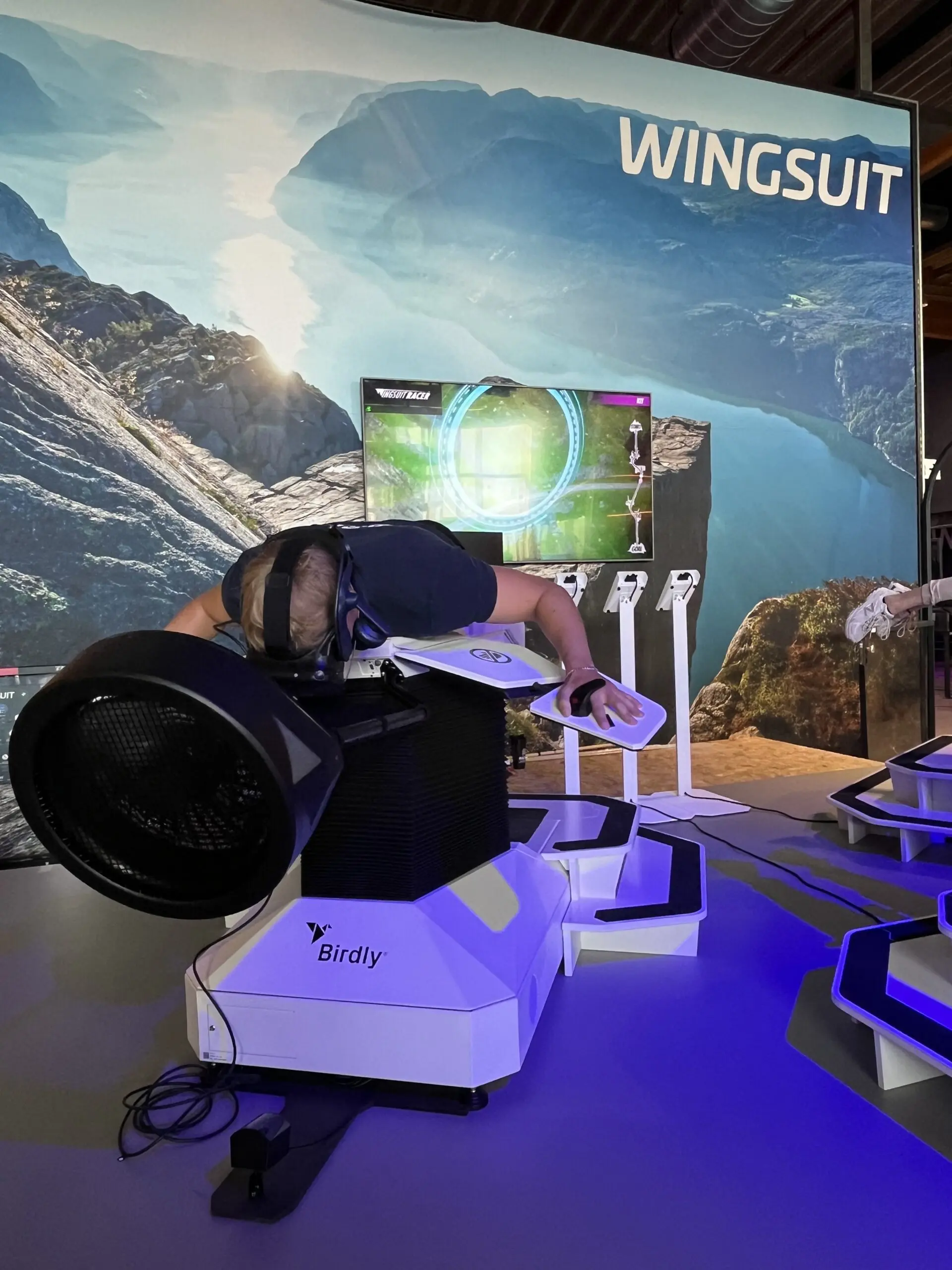 Wingsuitsimulator met ventilator voor een berglandschap