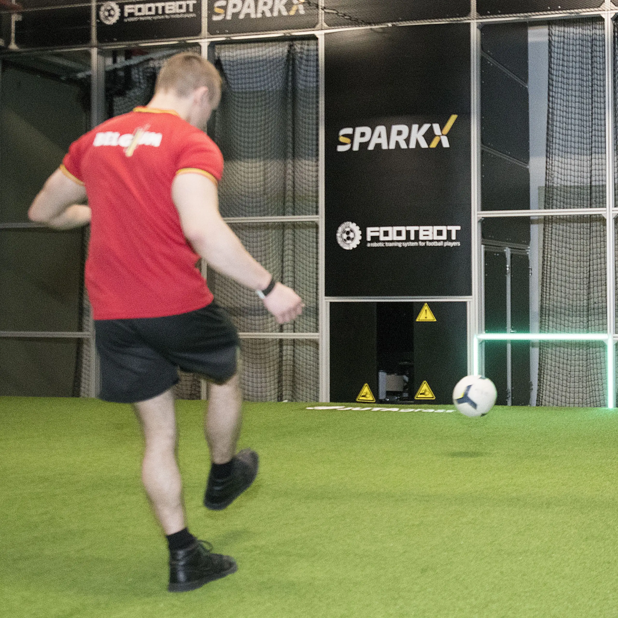 Jongen schiet op een doel in de Footbot