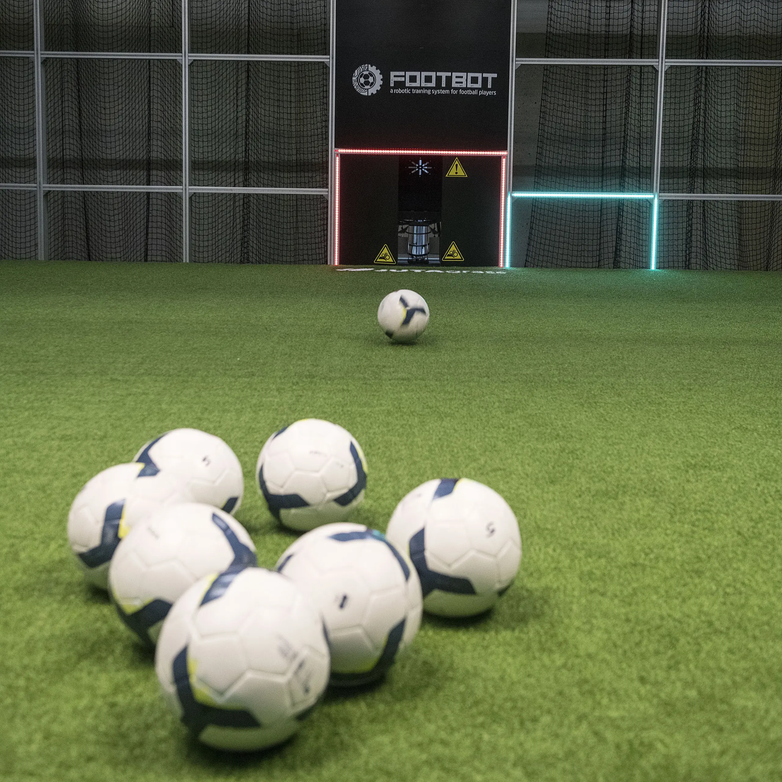 Voetballen klaar op het kunstgras voor de Footbot-doelen