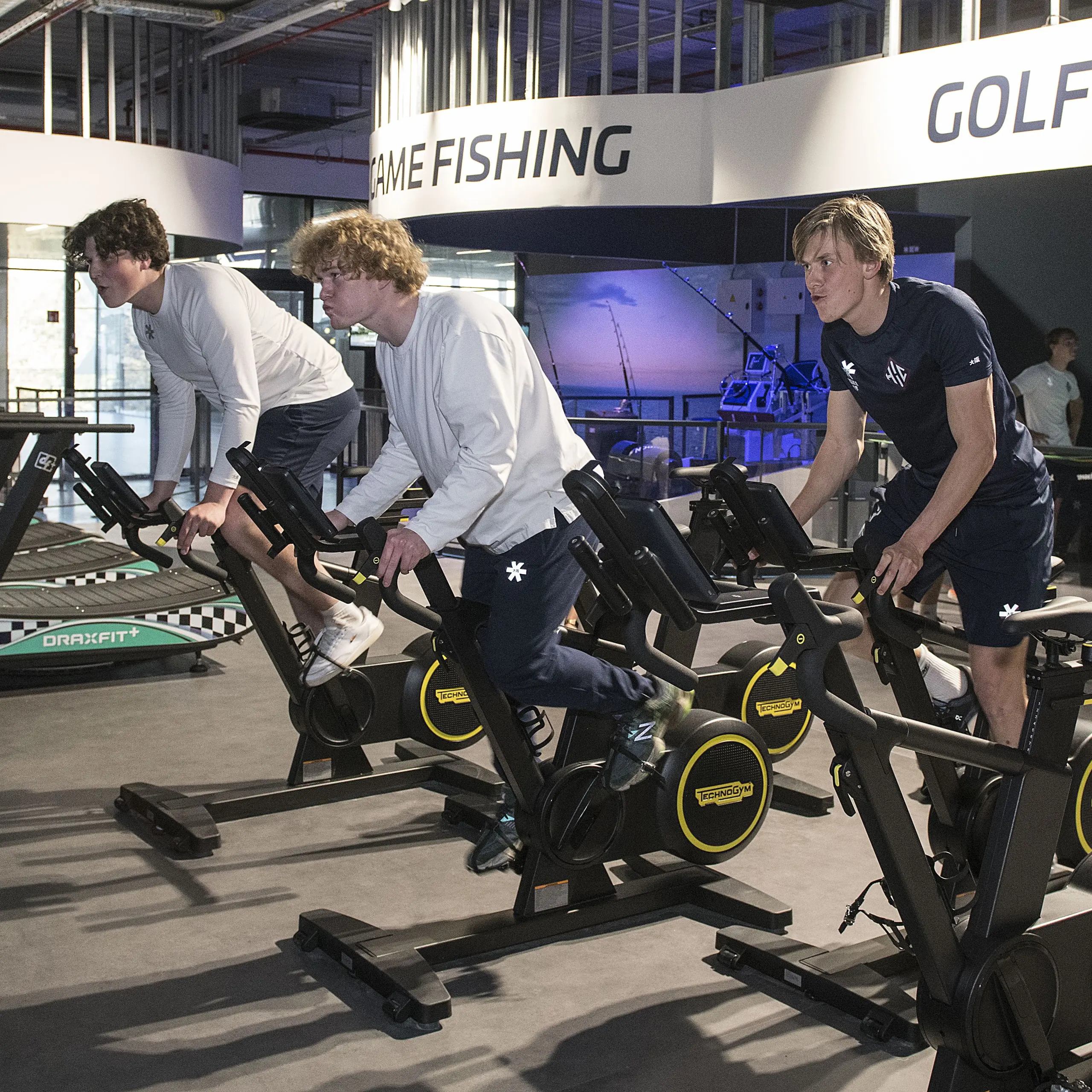 Jongeren racen tegen elkaar op de Skillbikes
