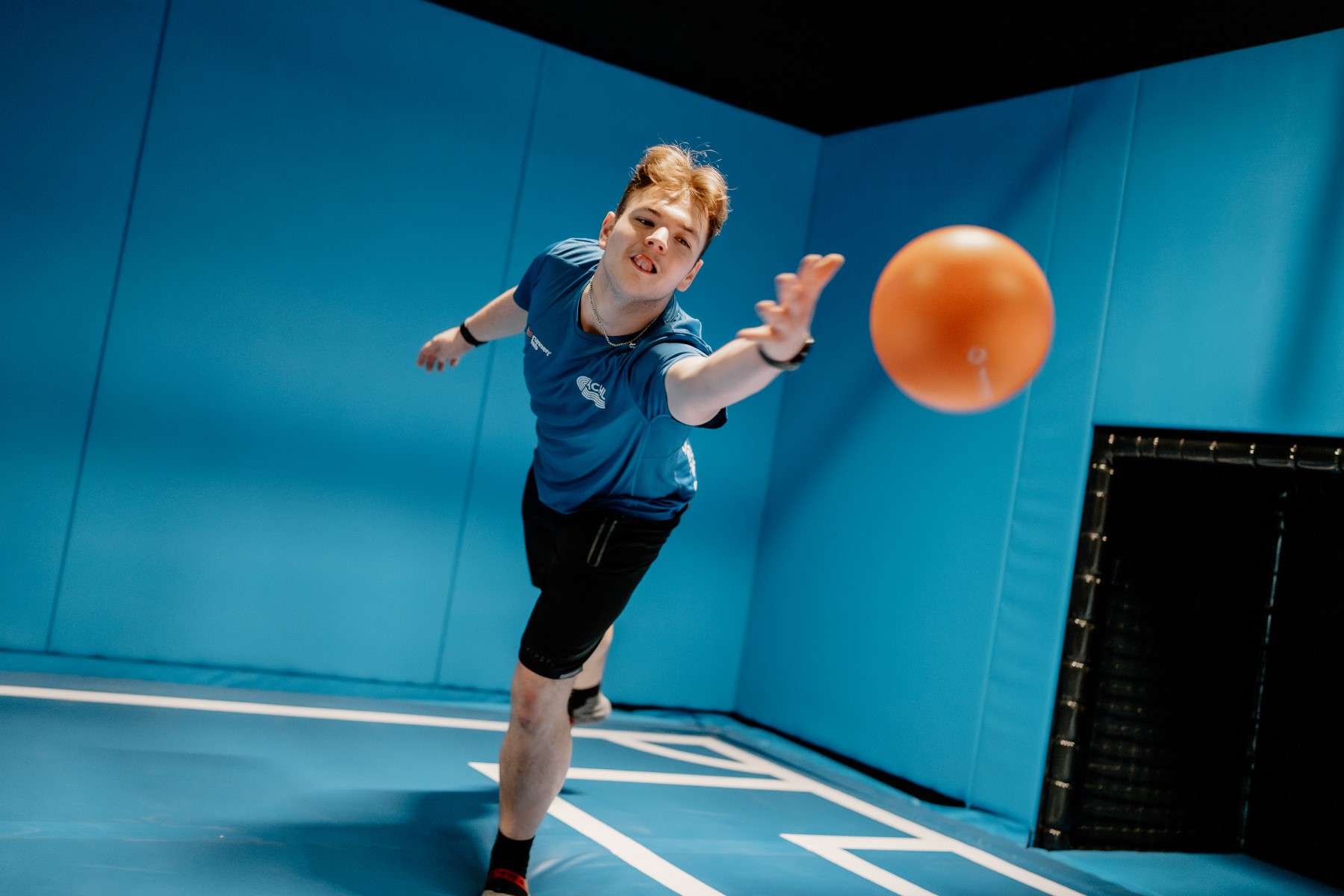 Jongen schiet een bal richting doel op het airtrackveld