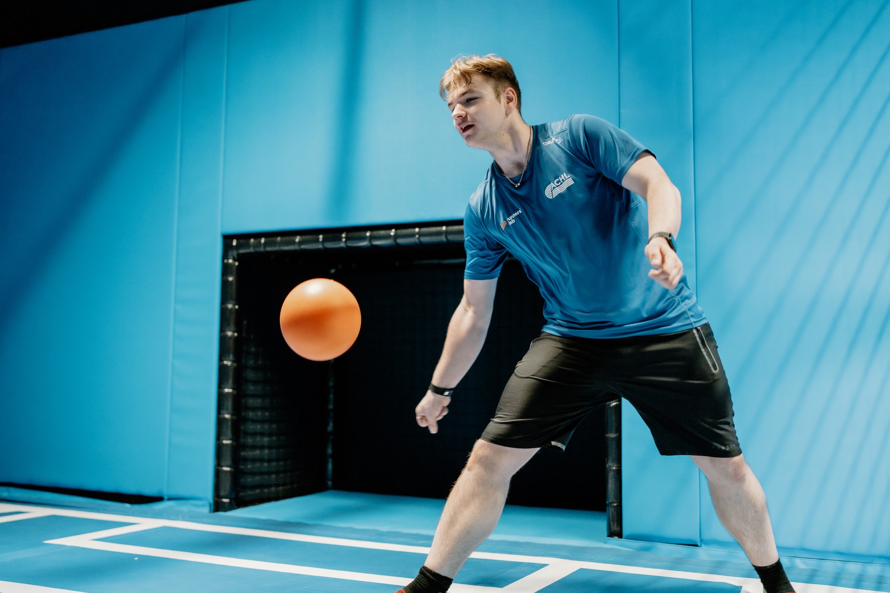 Speler haalt uit naar de bal voor het doel in de Airtrack Arena