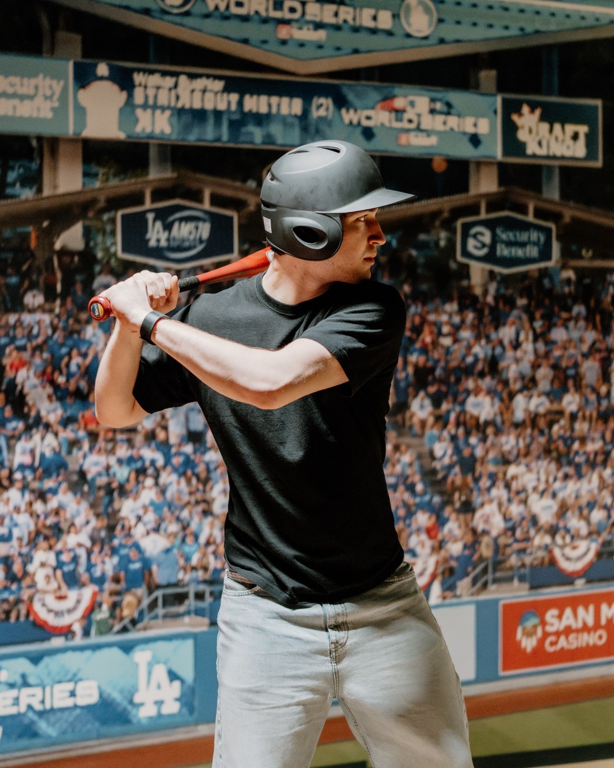 Man met helm slaat een bal in de baseball batting cage