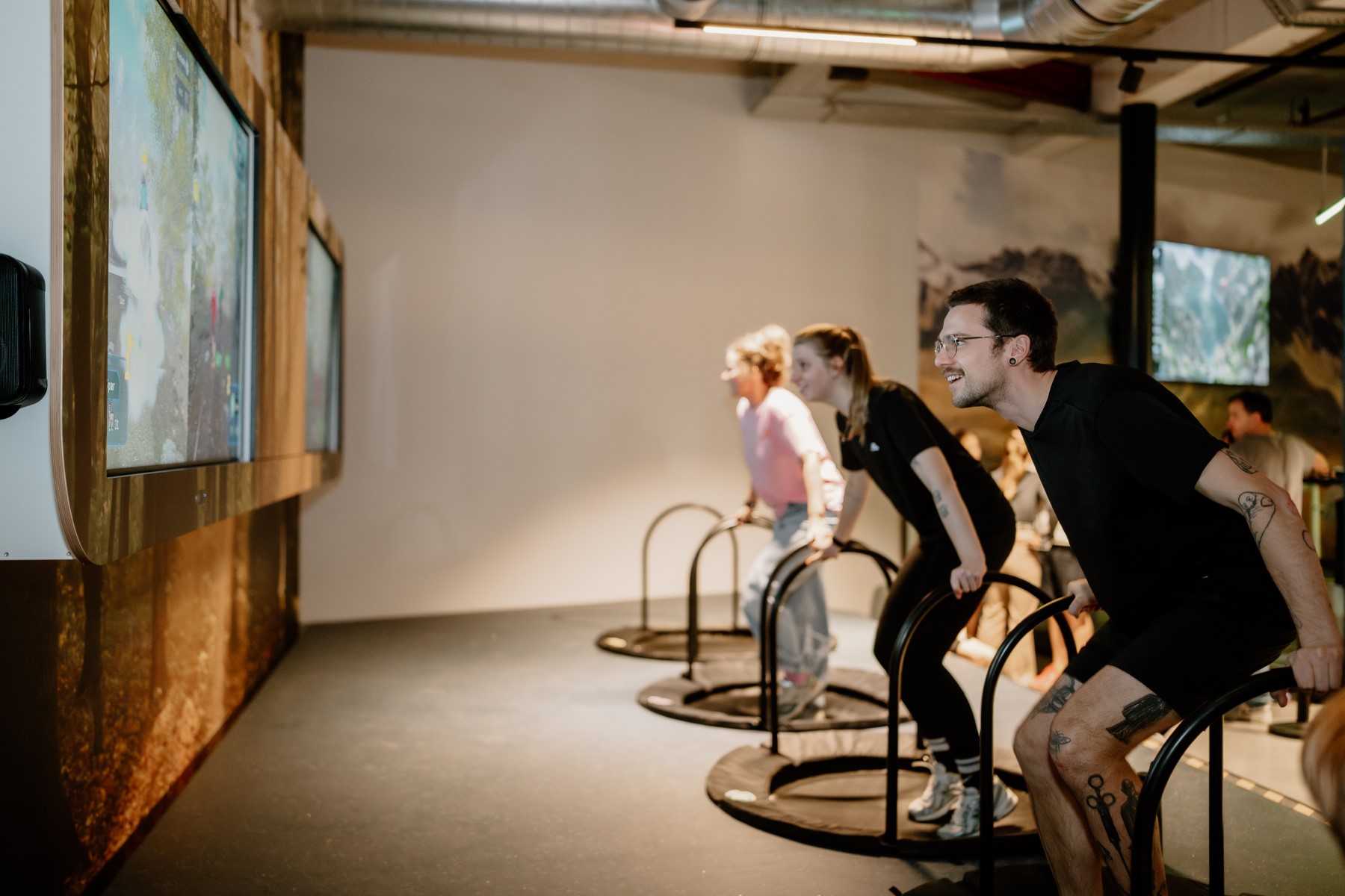 Spelers springen naast elkaar op trampolines tijdens een exergame