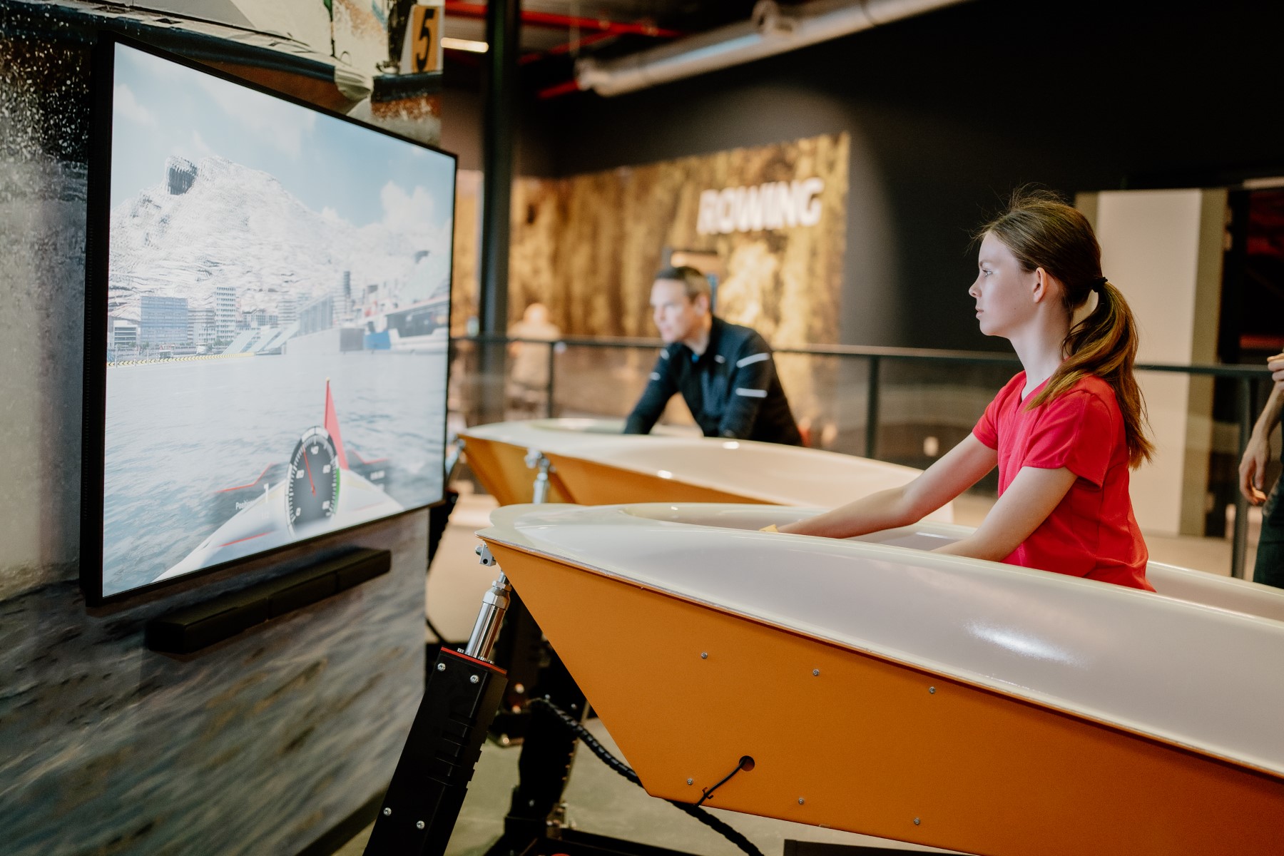 Meisje en man racen naast elkaar in de kyotei-simulators