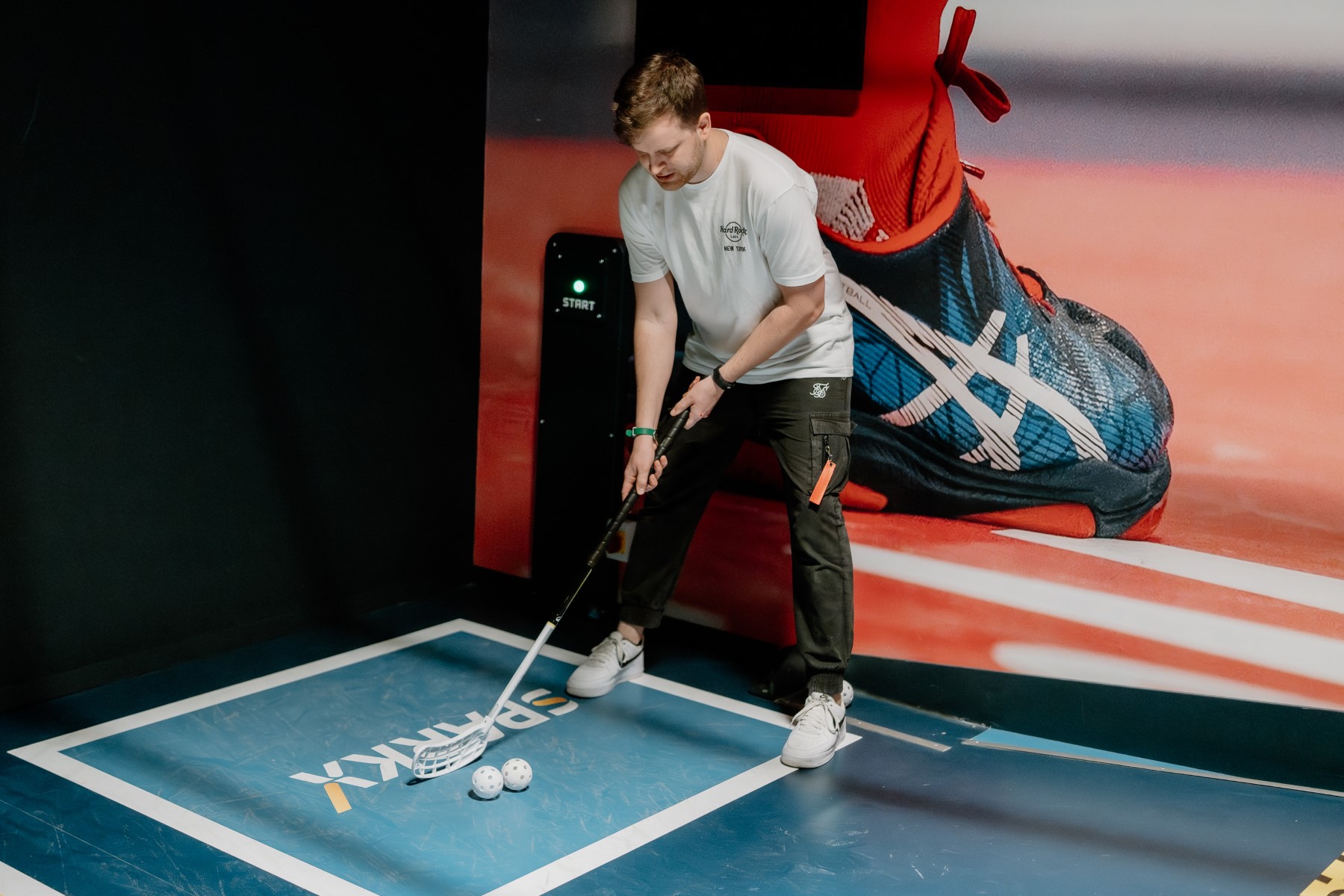Speler met floorballstick voor een grote sneakermuurschildering