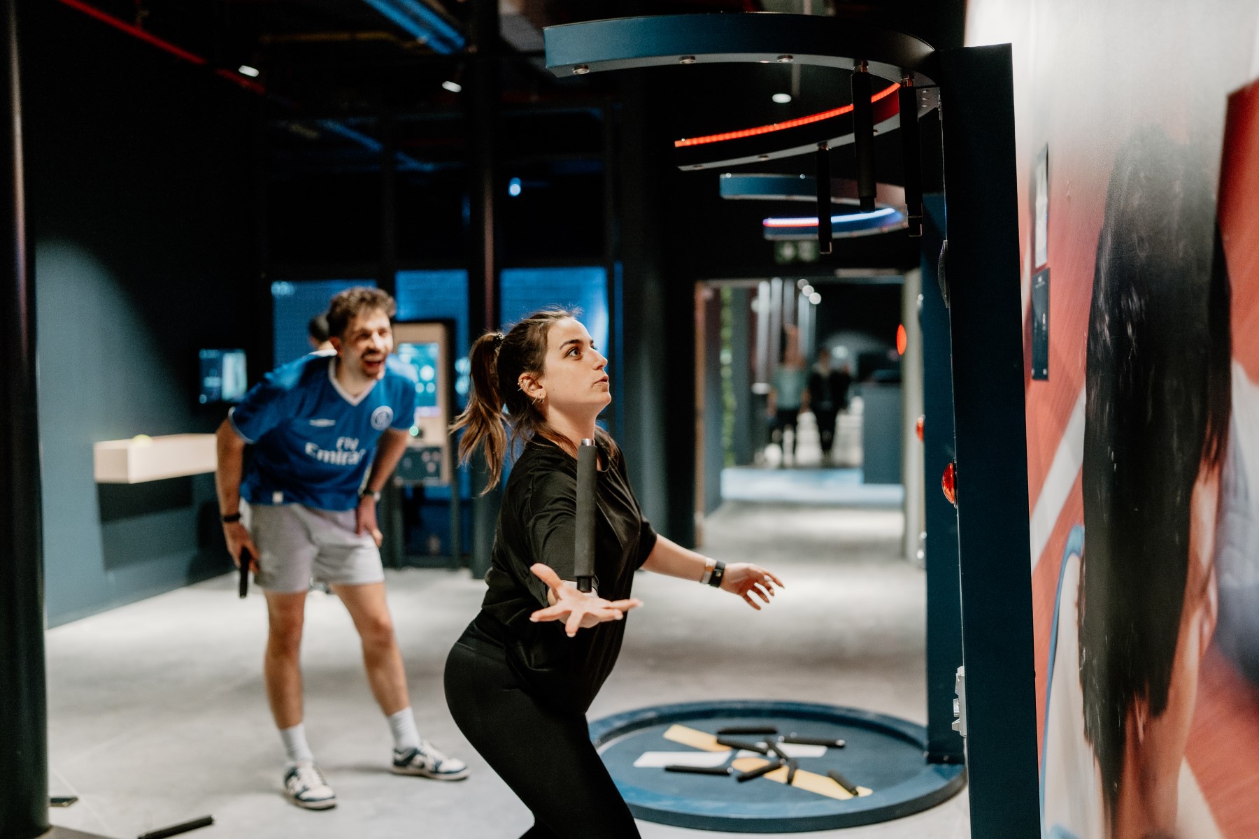Twee spelers reageren tegelijk op vallende staven