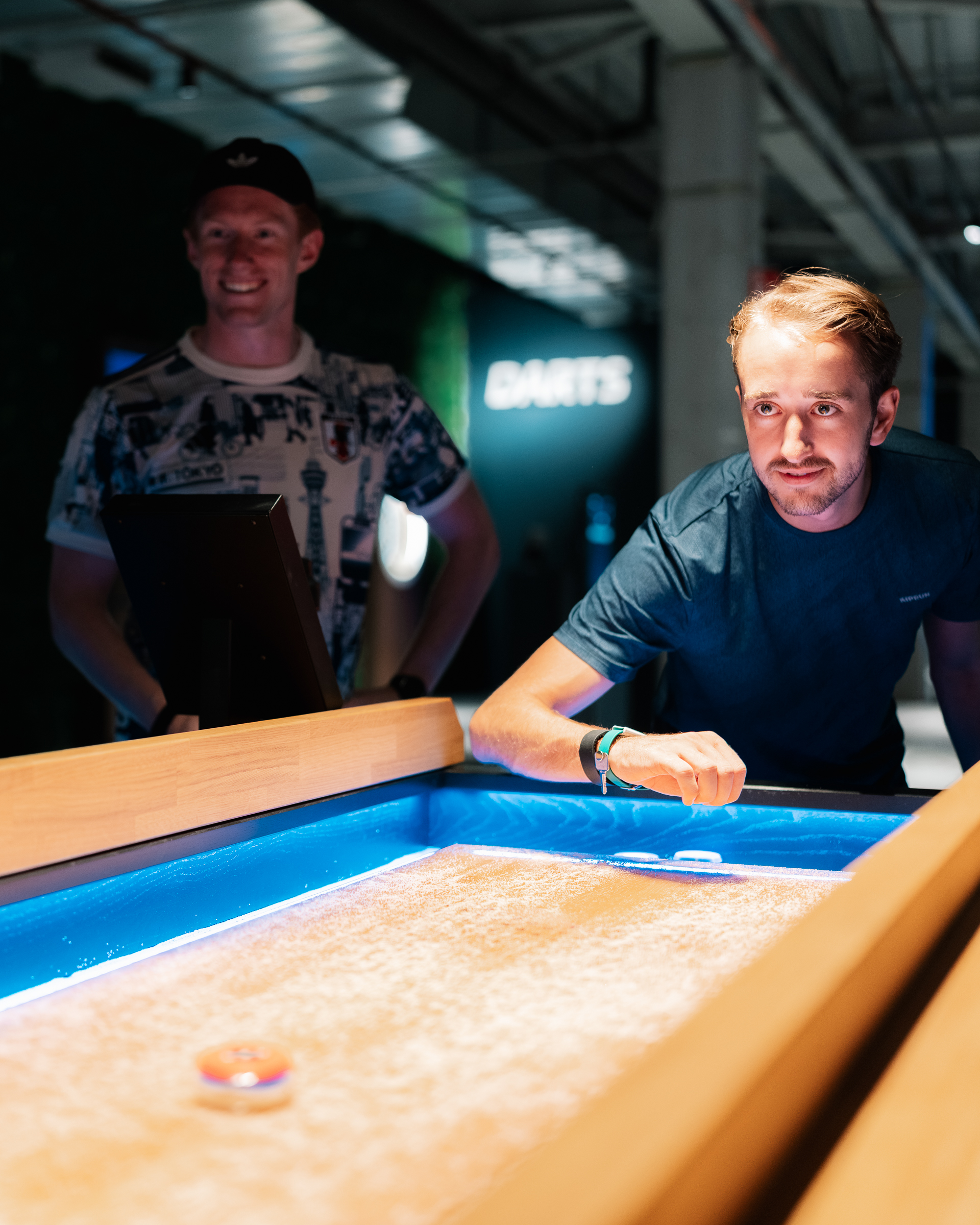 Man speelt shuffleboard bij Sparkx