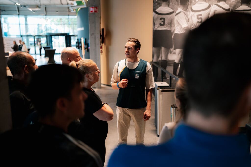 Sparkx-medewerker spreekt een aantal bezoekers toe bij Sparkx Utrecht